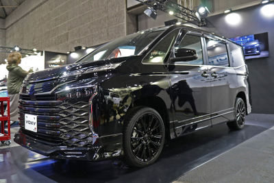実車展示! GRパーツ装着、トヨタ ヴォクシー のイメージ一変…大阪オートメッセ2022 画像