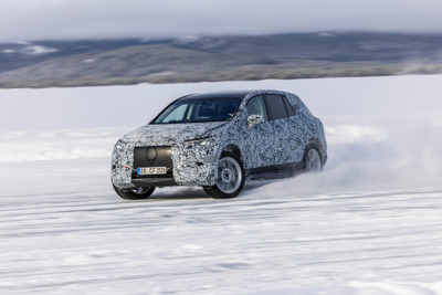 メルセデスベンツ『EQS SUV』、雪上や砂漠で開発テスト…プロトタイプ 画像
