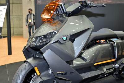 SFアニメから飛び出した!? BMWの新型電動スクーター『CE 04』がすごい…東京モーターサイクルショー2022 画像