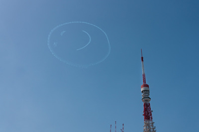 青空にニコちゃんマーク…エアレース室屋選手が笑顔を届ける　東京＆神奈川で 画像