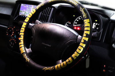 パチスロテーマのカー用品、販売中…ユニバ公式！ 画像