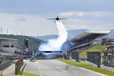 SUPER GT 恒例、室屋選手のデモフライト…富士の1周は何秒? 画像