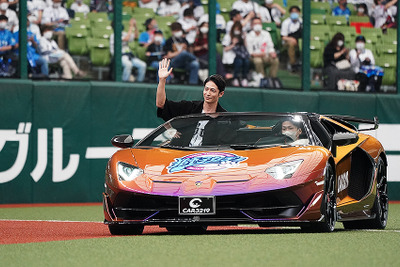 ランボルギーニ アヴェンタドール で玉木宏が登板! 圧巻の投球フォーム 画像