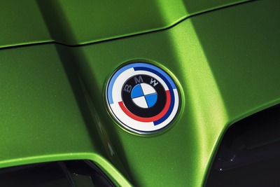 BMW M 50周年、記念バッジ装着や限定モデル導入…秋にはイベントも開催 画像