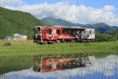 京都鉄博に「隼ラッピング列車」…スズキ・ハヤブサも3世代が集合　7月1-18日 画像