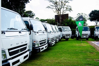 三菱ふそう、アフリカ・ジンバブエの食品メーカーに小型トラック『キャンター』250台を納入 画像
