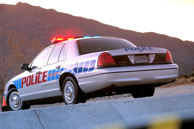 「このパトカーでチェイスは危険」と警察がフォードを訴えた 画像