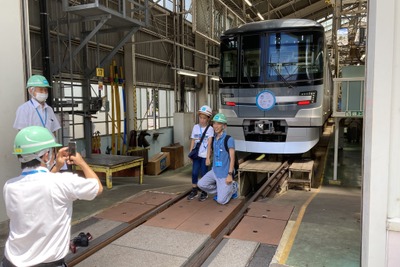 自分の絵が電車のヘッドマークになった!!…東京メトロの車両基地で撮影会 画像