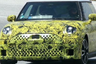 スクープされて“困り顔”? MINIの高性能ハッチ『JCW』改良プロトタイプを目撃 画像