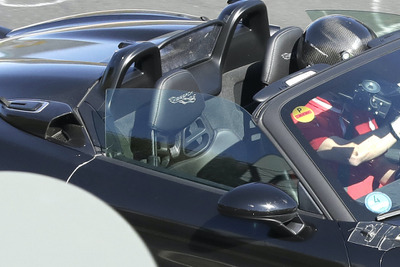 ポルシェ『718ボクスター』最強モデルのルーフがついに開いた!浮かぶ「ヴァイザッハ」の文字 画像