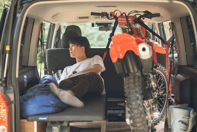 キャラバンの車中泊を快適に、オフロードバイク用品メーカーが各種アイテムを開発 画像