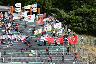 サーキットのスタンドで大旗応援がはためく!…スポーツランドSUGO 画像
