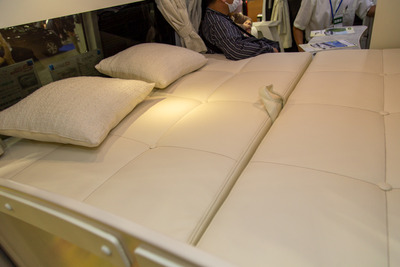 大型ベッドに広々としたダイネットスペース、災害にも強いハイエース…横浜キャンピングカーショー2022 画像