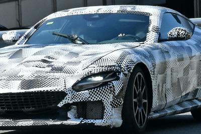 フェラーリ最後のV12エンジン搭載車か? 新型スーパーカーを初スクープ 画像
