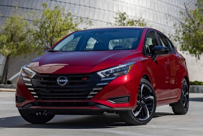 日産の入門小型セダン、表情一新…『ヴァーサ』改良新型を米国発表 画像