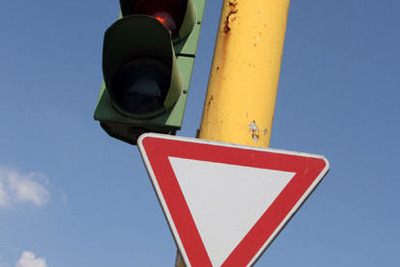 「黄信号短縮」で反則金荒稼ぎ 画像