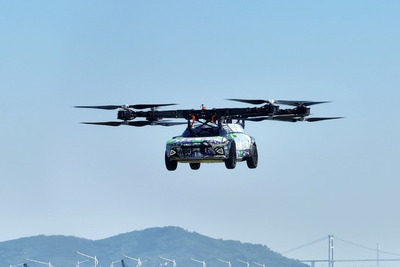 「空飛ぶ電気自動車」が初飛行、重さ約2トンの車体が浮上 画像