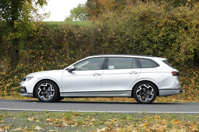 3シリーズに似ている? VW『パサート』次期型、シルバーボディでデザイン鮮明に 画像