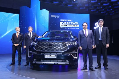 トヨタの新型ミニバン、ハイブリッドはクラス最高燃費…『イノーバ・ハイクロス』インド発表 画像