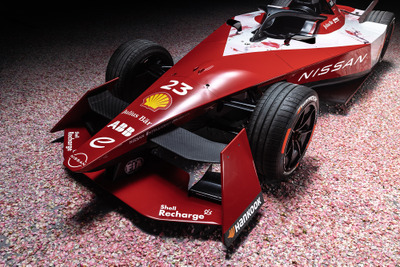 日産フォーミュラEマシンに“桜”咲く、シーズン開幕に向け「NISSAN e-4ORCE 04」公開 画像