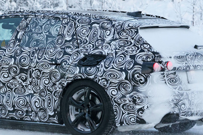 ソーラーパネルも搭載!? アウディ A4アバント 次期型、PHEVを初スクープ! 画像