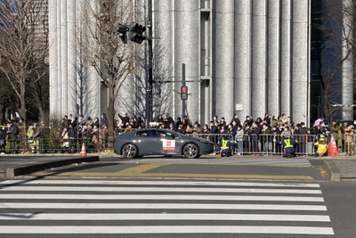 箱根駅伝でトヨタ プリウス 新型など、トヨタ車が並走 画像