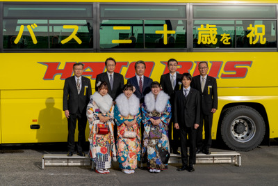 コロナ禍入社組、はとバス「二十歳(はたち)を祝う会」…恒例のセレモニーを開催 画像
