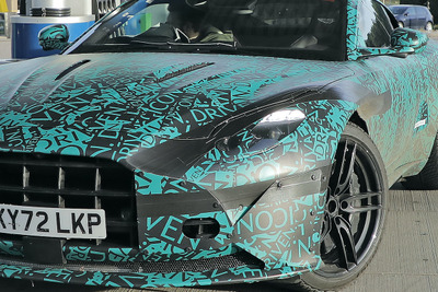 「V12はどこへも行かない」アストンマーティン DB11 後継モデルを激写! 画像