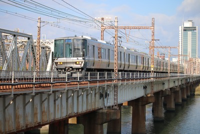 駅間立ち往生で16人を救急搬送…JR西日本「列車から降りていただくことに躊躇した」 画像