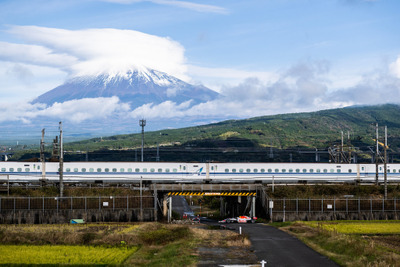 F1と新幹線が並走、バックは富士山！ レッドブルが『BAKUSOU』映像を公開 画像