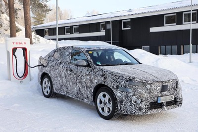 BMWのクーペSUV『X2』もEV化!テスラの充電スタンドで激写、そのスペックは? 画像