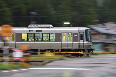 JR西日本の近郊型電車に異状…223系の台車に長さ112mmの亀裂 画像
