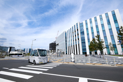 公道を自動運転バスが定常運行、羽田空港周辺で長期実証実験を実施中 画像