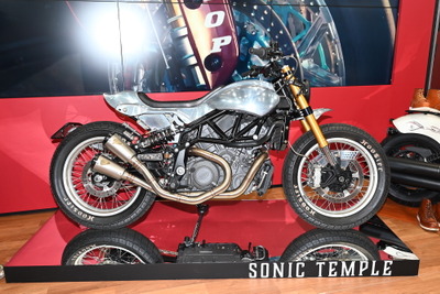 B'z稲葉浩志の愛車が東京モーターサイクルショーに登場！シルバー輝く『SONIC TEMPLE』 画像