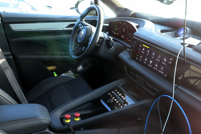 ポルシェ『マカンEV』の運転席をスクープ！ボタン少ないフルデジタルなインテリアに 画像