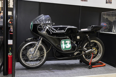 伝説の自社製バイクを展示!ブリヂストンがショーならではのタイヤ開発実演でブースを盛り上げる…東京モーターサイクルショー2023 画像