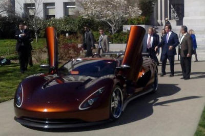 シュワ知事、水素燃料スポーツカーにひと目ぼれ!? 画像