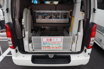 車いす2台固定可能、足の不自由な家族と出かけられるキャンピングカー:カスタムセレクト青森「ロードセレクト NH-W」…神奈川キャンピングカーフェア 画像