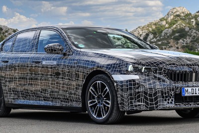 BMW 5シリーズ 次期型、3シリーズの敏捷性+7シリーズの快適性…EV版『i5』のプロトタイプ写真公開 画像
