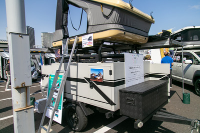 災害時にも活躍する大容量の積載量のコンテナ&ルーフテントがセットになった小型トレーラー「かるキャンフォローミー」……神奈川キャンピングカーフェア 画像