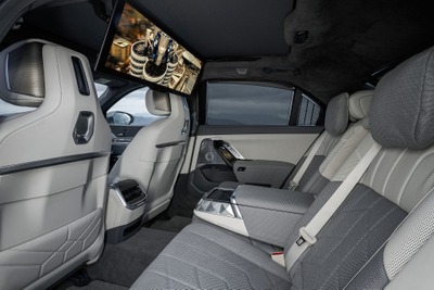 BMW『i7』の車内で上映会、後席用大型ディスプレイは31.3インチ…カンヌ国際映画祭 画像