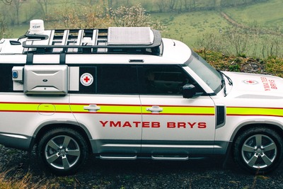 1台限りの『ディフェンダー130』、災害時に4G通信を可能に…英国赤十字社に配備へ 画像