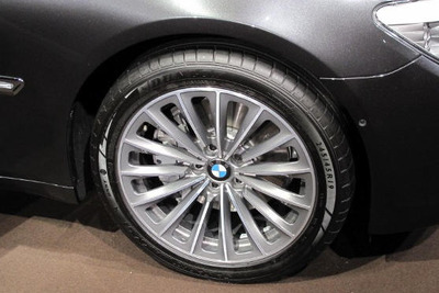 【BMW 7シリーズ 新型発表】4輪操舵システムで小回りスイスイ 画像