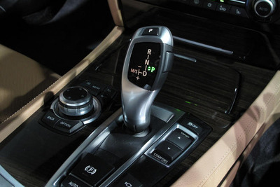 【BMW 7シリーズ 新型発表】普通のシフトレバーが復活する 画像