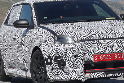 28年ぶりに復活する『ルノー5』、実車の姿をスクープ!写真から得られた新情報は!? 画像