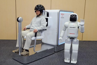 考えるだけでロボットを制御---ホンダ子会社、ATR、島津製作所が技術開発 画像