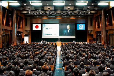 マツダ入社式、山内社長「高い志を持ち続けて」 画像