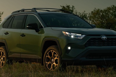 トヨタ RAV4 ハイブリッド、冒険仕様「ウッドランド」をアップデート…米2024年型 画像