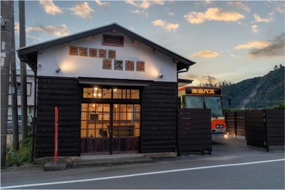バスの中に泊まれる! 築73年の案内所が宿泊施設に、『ばすてい』が西伊豆に誕生 画像