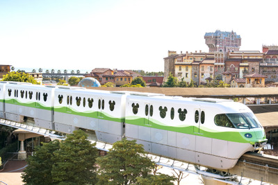 東京ディズニーリゾート、新型モノレール「リゾートライナー・タイプC」グリーン編成が運行開始 画像